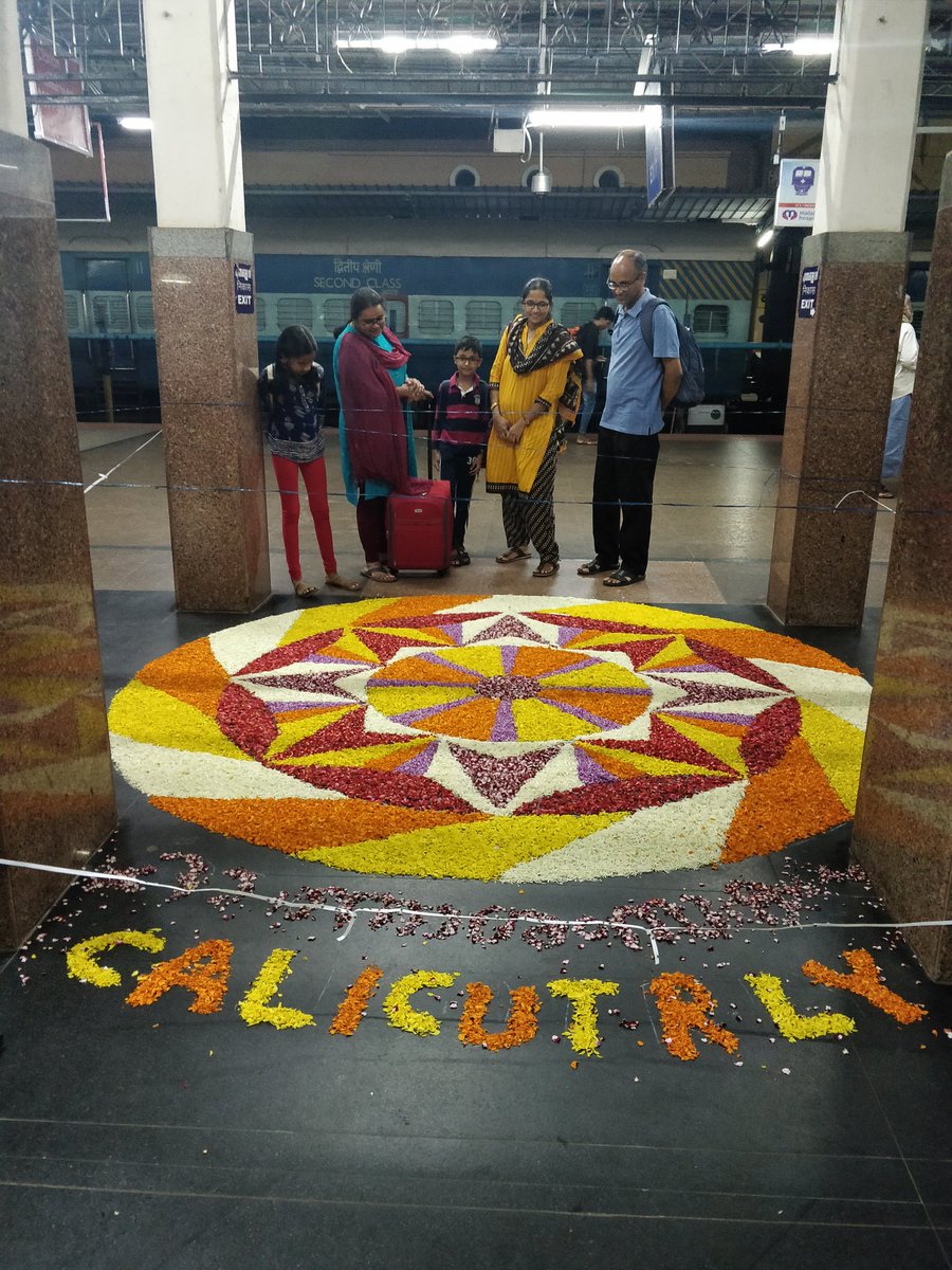 terajasimhan's tweet image. Wonderful #pookalam at #KozhikodeRailwayStation