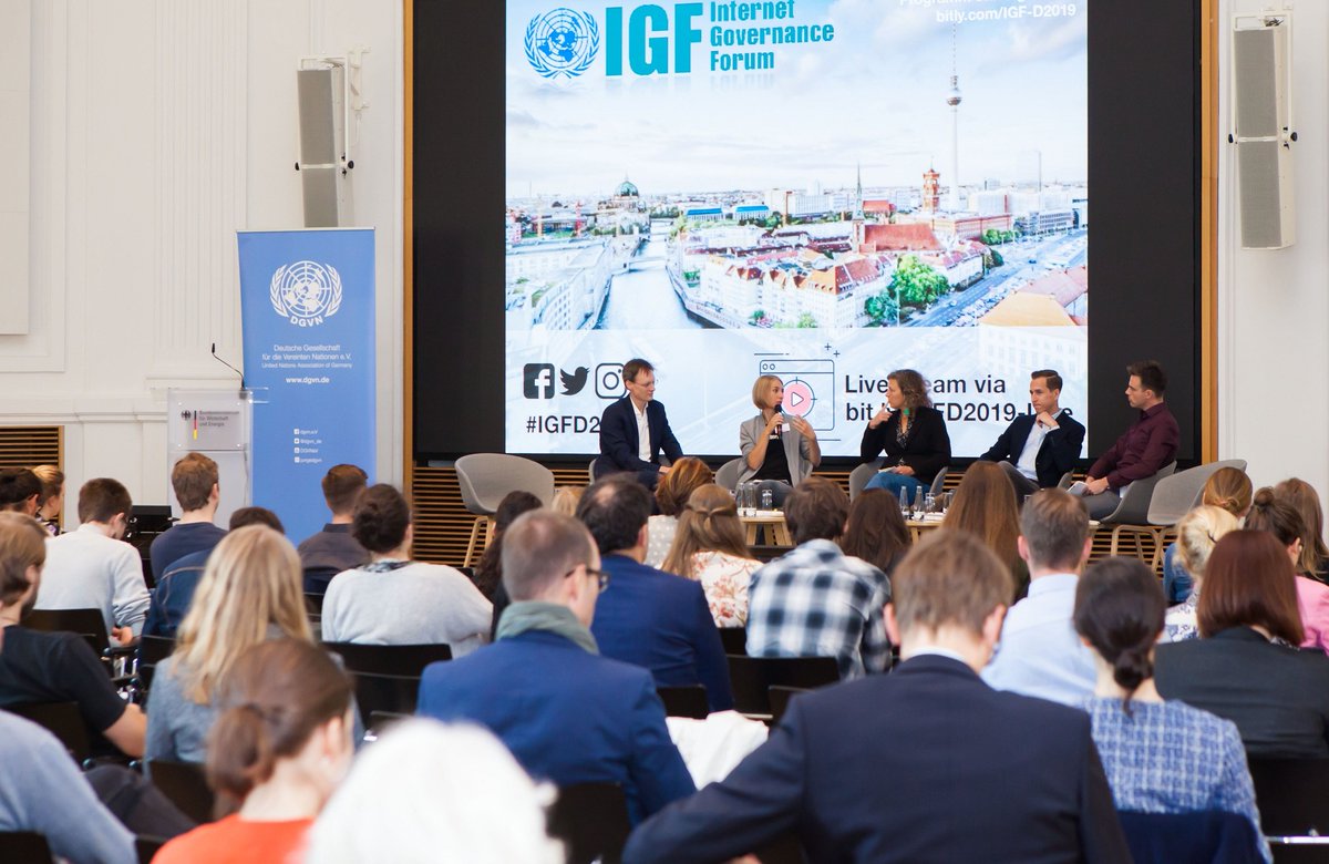 BMWE_'s tweet photo. Wie gestalten wir die Regeln für das #Internet von morgen? Darüber sprach die Fachcommunity heute beim #IGFD2019. Ebenfalls vor Ort: viele junge digitalpolitisch engagierte Menschen unter 30. Toll, dass ihr dabei wart! 😊 @YouthIGFSummit @IGFGermany @2019IGF #InternetGovernance https://t.co/eZVP6owpVQ