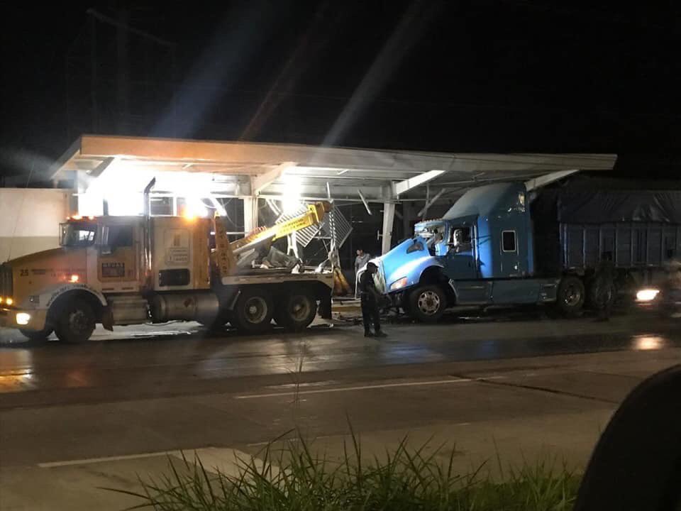 cronicadelpoder's tweet photo. #Policiaca Choca trailer contra terminal de autobuses #ADO, ubicada en Rafael Cuervo, en la zona norte del municipio de #Veracruz.🚨🚚🚔 https://t.co/LRfX6lHT0n