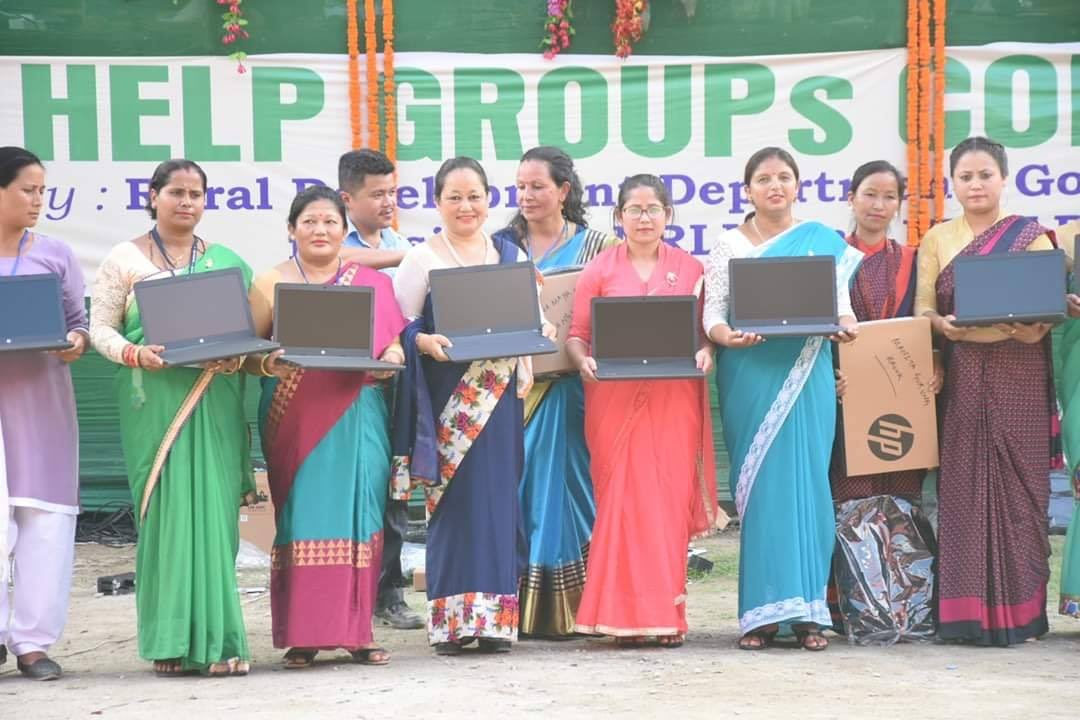 MDoNER_India's tweet photo. Hon’ble Chief Minister of #Sikkim distributed Laptops to 3100 SHG Women. #DigitalTransformation #NewIndia #womenempowerment #NERLP @DrJitendraSingh https://t.co/Oe9dTYpT9W