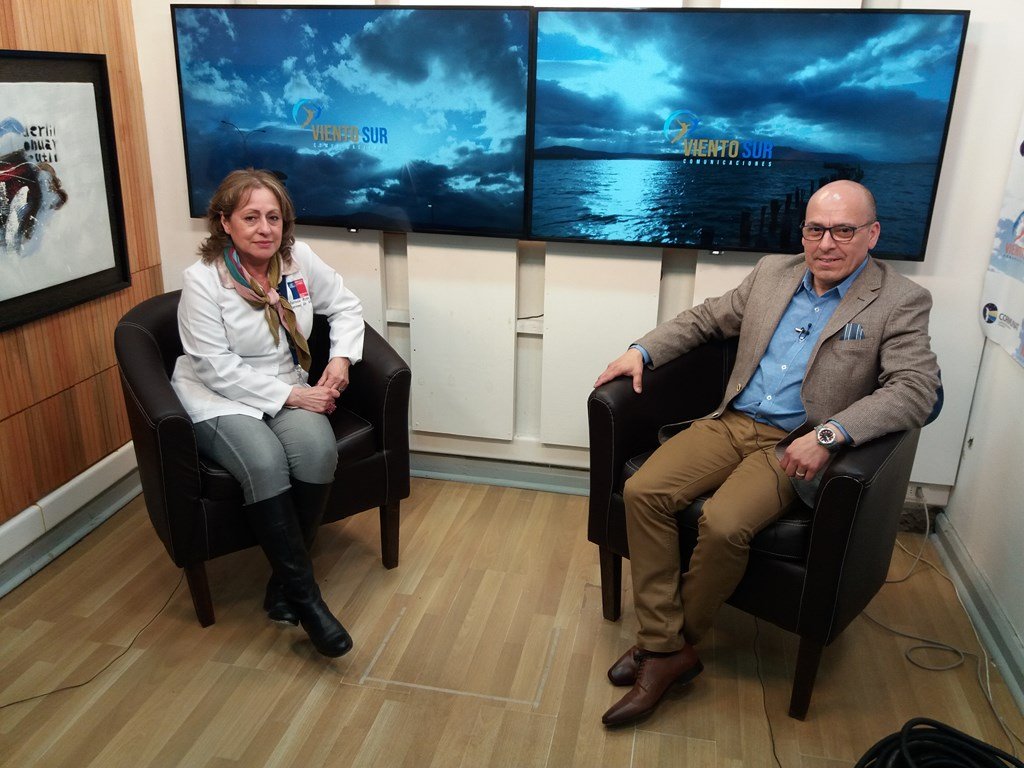 SeremiSalud_XII's tweet photo. Como parte de acciones en terreno desarrolladas por SEREMI de Salud @marielarojas011 en #PtoNatales fue entrevistada por #VientoSurComunicaciones donde informó de fiscalizaciones y entregó recomendaciones previo a #FiestasPatrias #CelebremosChile #Un18Seguro @ministeriosalud https://t.co/0uJg3uws9U