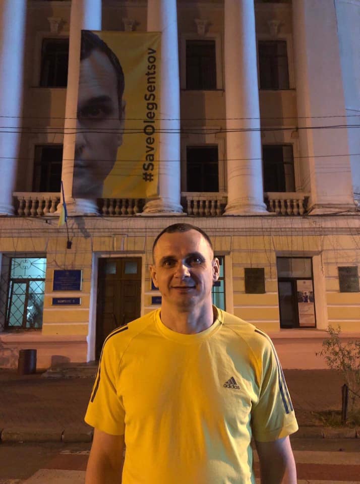 LetMyPplGoUA_en's tweet image. Yet another historical photo - 🇺🇦 filmmaker Oleg Sentsov, who was one of 35 Ukrainians to be released from illegal Russian captivity on 7 Sep, stands next to the #SaveOlegSentsov banner on the building of the Kyiv-Mohyla Academy, where it hung for several years #SentsovIsFree