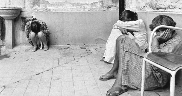 schizzechea96's tweet photo. L'unica cosa che ti rimane è il tempo.
Il tempo passato, dove vivono tutti i tuoi fantasmi.
Il tempo futuro, dove ti attendono quelli che lo diventeranno.
Il tempo presente: qui.
Tu - io - un chiodo piantato a terra.
#SimonaVinci
La prima verità #libri
Fotografia di Carla Cerati https://t.co/rfMgpb7IlZ