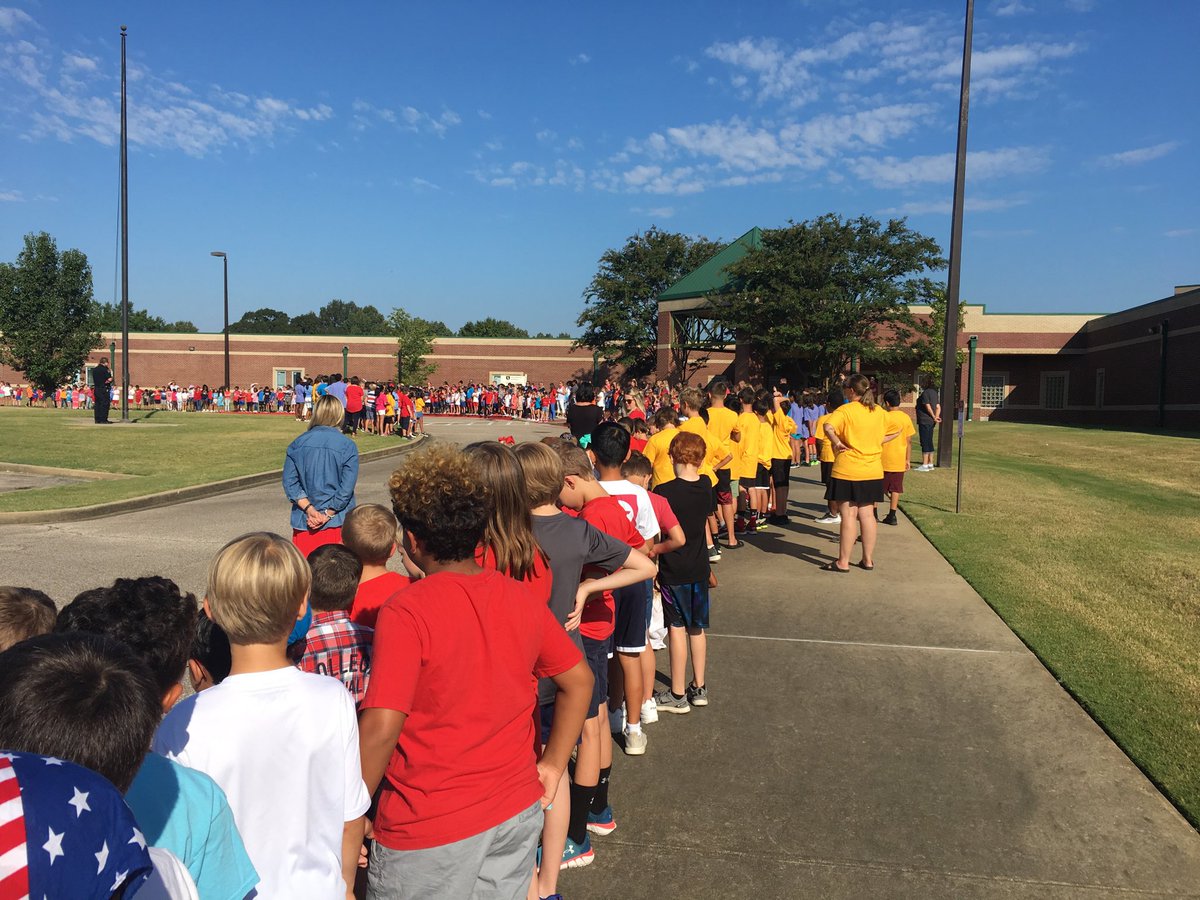 Juliascarpenter's tweet photo. Tara Oaks remembers the heroes and patriots on this day, September 11. #tara #taraoakselementary https://t.co/R0jI3j1Gun