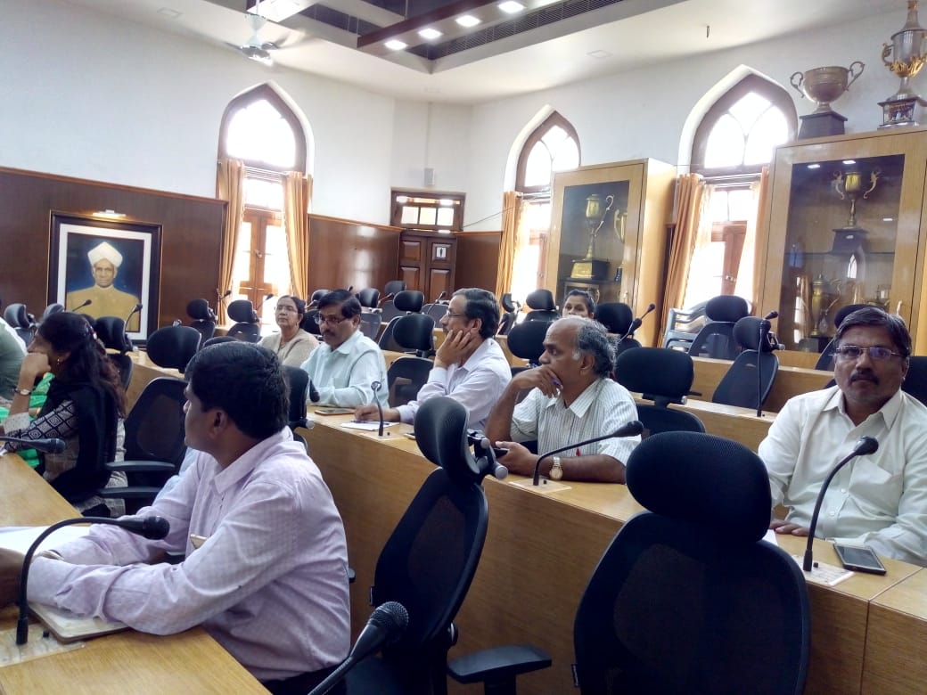 mysurucitycorp's tweet photo. ಮತದಾರರ ಗುರುತಿನ ಚೀಟಿ ಪರಿಶೀಲನೆ ಕುರಿತು ಜಿಲ್ಲಾ ಸಂಪನ್ಮೂಲ ತರಬೇತುದಾರರಾದ ಡಾ.ಮಂಗಳಮೂರ್ತಿ & ಮಹದೇವು ರವರು ವಿಧಾನಸಭಾ ಕ್ಷೇತ್ರವಾರು ಸಂಪನ್ಮೂಲ ವ್ಯಕ್ತಿಗಳಿಗೆ & ನಗರಪಾಲಿಕೆ ಅಧಿಕಾರಿಗಳಿಗೆ ಇಂದು ನವೀಕೃತ ಕೌನ್ಸಿಲ್ ಸಭಾಂಗಣದಲ್ಲಿ ತರಬೇತಿ ನೀಡಿದರು.
#ElectorsVerificationProgram
#EVP
#Mysuru
@ceo_karnataka @ECISVEEP https://t.co/zNaD0Xt9bY