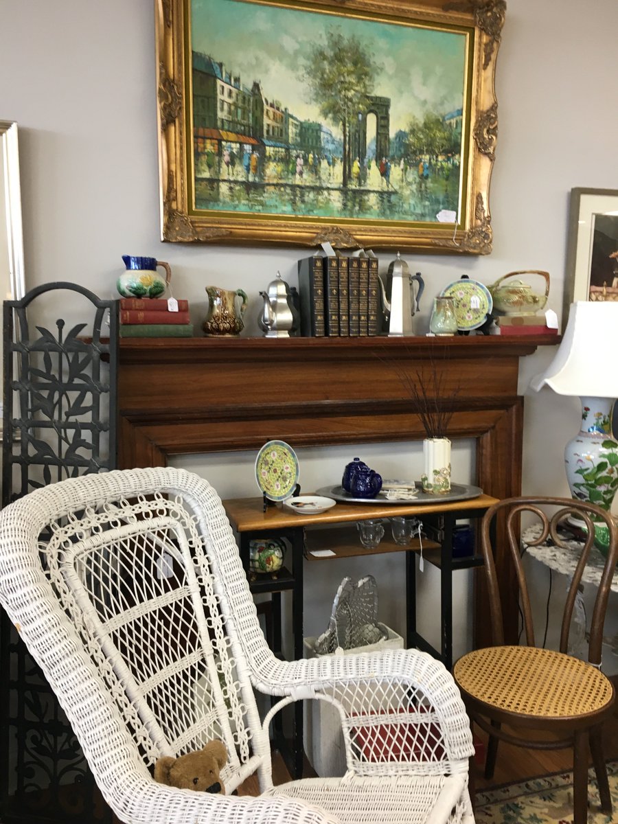 TatesDesign's tweet image. Style your dream home at Tate's Design! Shop vintage furniture and home decor right in Greenville. loom.ly/F4iCaiU #southernhomes