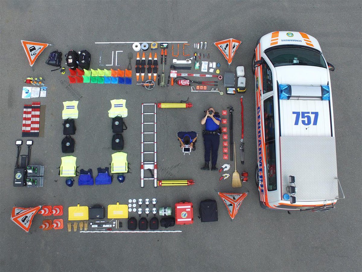 [Tetris Challenge] 🚓🚔 Nous avons relevé le défi lancé par nos amis de <a href="/KapoZuerich/">Kantonspolizei Zürich</a> .
Découvrez nos spécialistes de l'unité circulation, un couché avec son appareil photo et le pilote du drone avec tout leur matériel.
#tetrischallenge