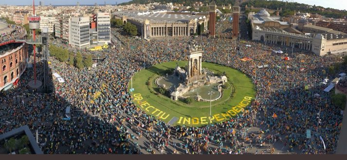 UnknownSpaniard's tweet photo. A la izquierda 600.000 personas en la diada. 

A la derecha 45.000 personas en Colón. https://t.co/iGfRDAgkT6