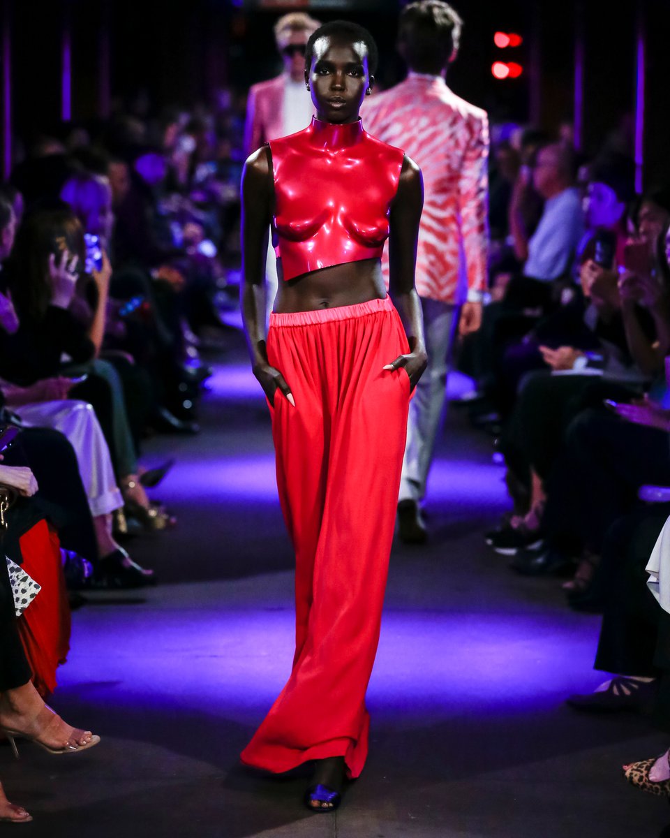 TOMFORD's tweet photo. The Men’s and Women’s bright pink looks from the SS20 Collection.
#TOMFORD #TOMFORDSS20 #NYFW https://t.co/gBv1HdPvpf