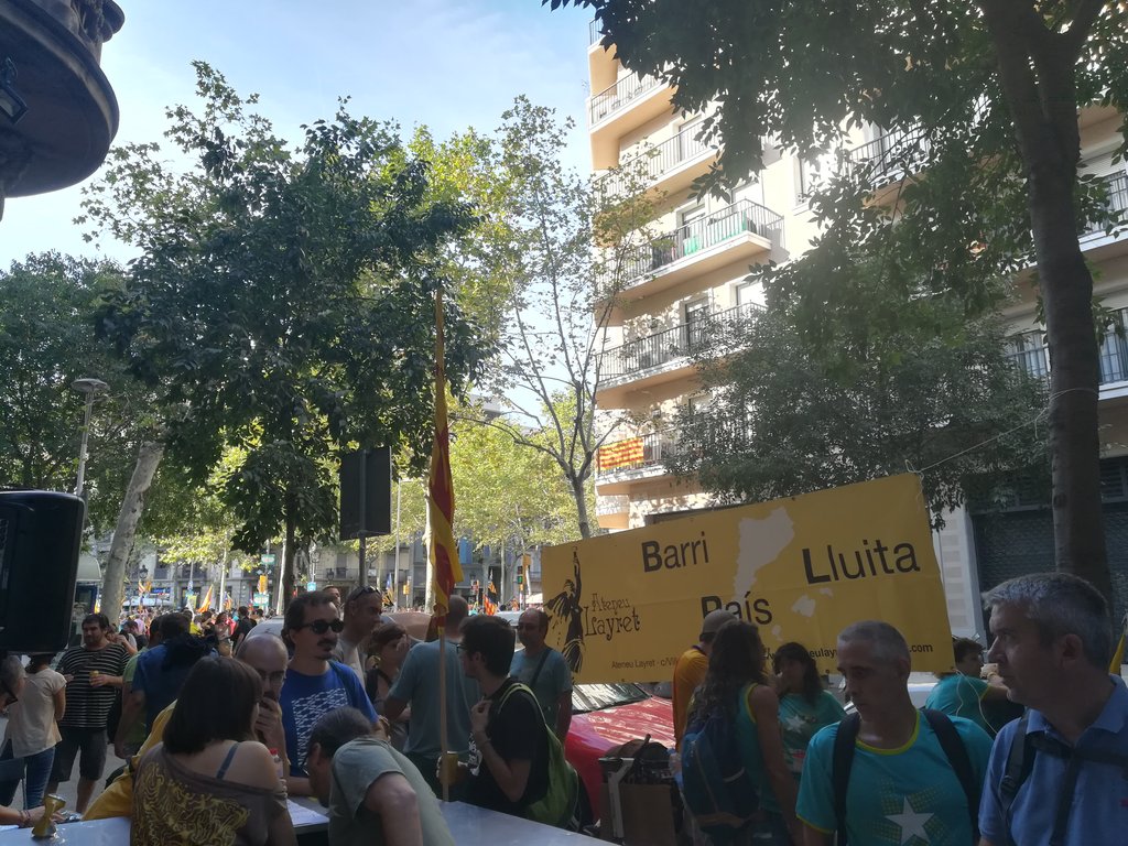gloria_cardona's tweet photo. Bona diada a tothom!
Aquí seguim des de l'@ateneulayret, amb la musiqueta de @merdapatots i la bona gent que hi passau #tram19 #tram20 #objectiuindependència #diada2019 https://t.co/QgEm2zuxcl