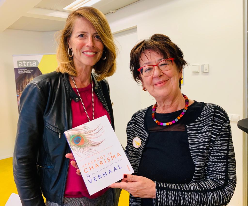 Dank aan @petra_stienen voor haar nieuwe boek als donatie aan Atria's bibliotheek @AtriaNieuws Een eigentijds pleidooi voor meer charisma - ook van vrouwen!