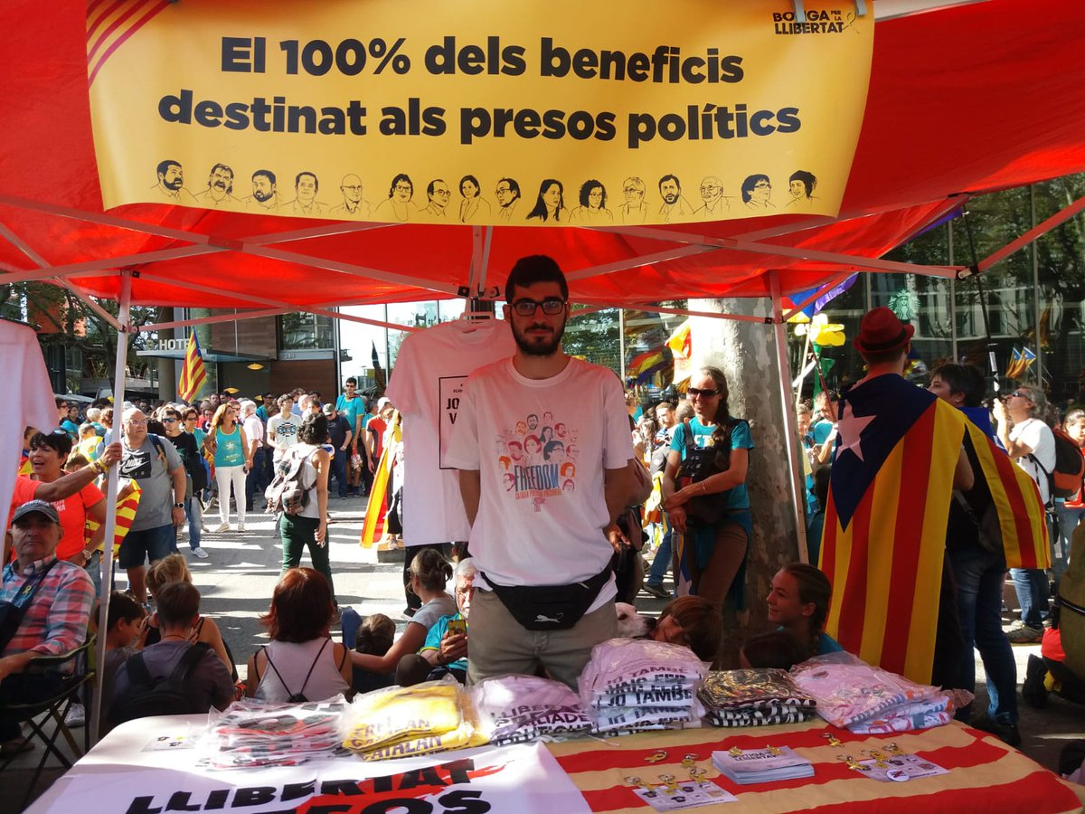 botigallibertat's tweet photo. Bona Diada Nacional de Catalunya a tothom! Podeu passar a comprar la vostra samarreta reivindicativa a Gran Via amb Llançà! 👕🎗️ https://t.co/L1KgUC3Ylt