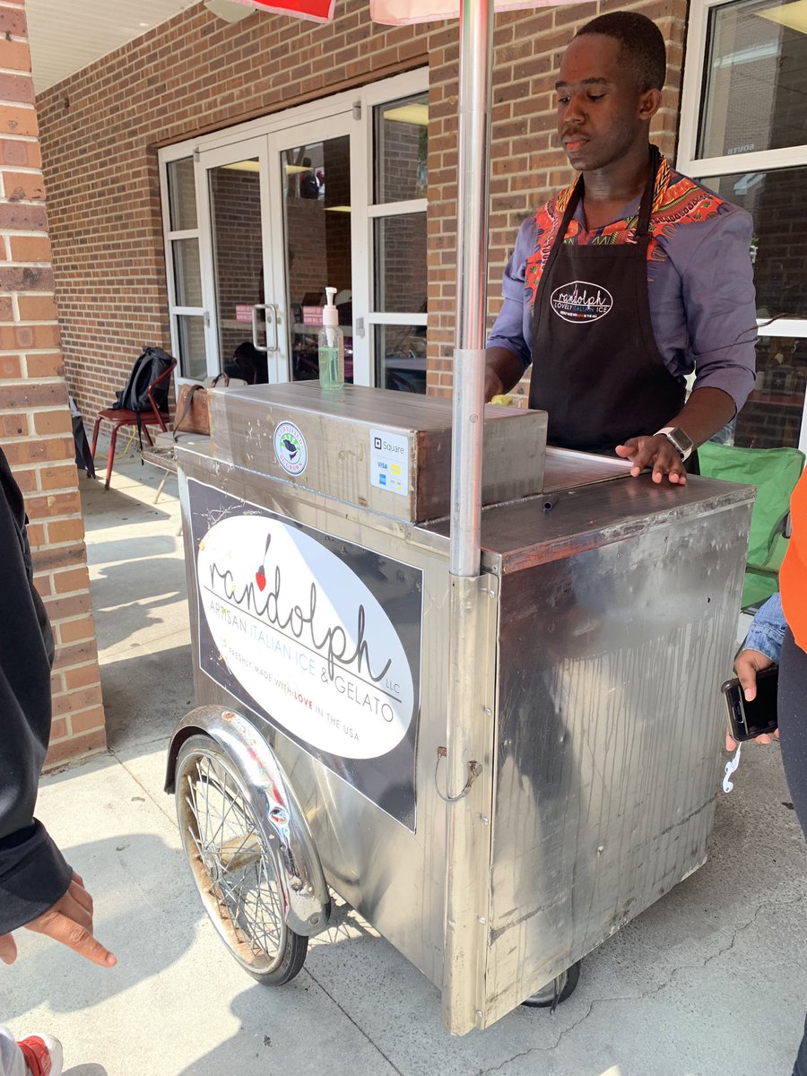 KaluLisa's tweet photo. Student Success HOT HOT HOT!!! Come grab some Italian Ice🍧🍧. #CUSMF19 #Studentsuccessweek @ClaflinUniv1869 https://t.co/ZL9Q2zVna8