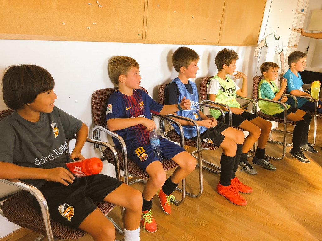 CEConstancia's tweet photo. 👦 Tallers de psicologia per als nins del futbol 8 ��🔛

👉 Durant tota la temporada Benjamins i Alevins rebran tallers a càrrec del psicòleg esportiu @JaumeMR1 

💆😭😁😂😊 En aquests tallers es treballarà amb les emocions i també es faran tallers de relaxació 

#FEMConstància https://t.co/UYh5gEcUmd