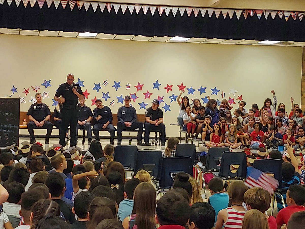 #Remember911 Officer Cole 'I remember 9/11 because it reminds me of 9/12 when our country came together as one.' 🇺🇸🇺🇸🇺🇸 Thank you, #FirstResponders @AndersenElemen1 @ChandlerUnified