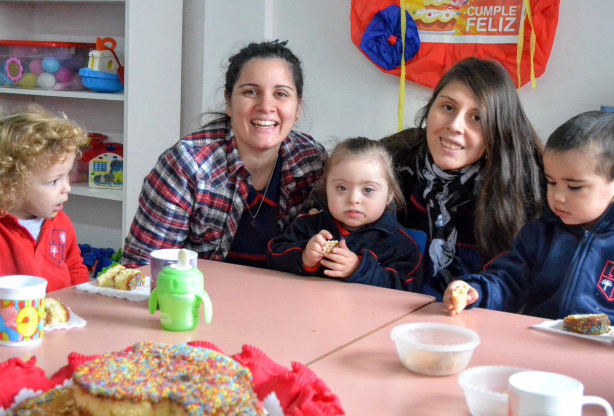MividaconFausti's tweet photo. #FelizDiaDelMaestro
La educación es un derecho de todos. Las personas con síndrome de Down tienen derecho a aprender en la escuela común! #Inclusion #BuenMiercoles https://t.co/endBgCjHee