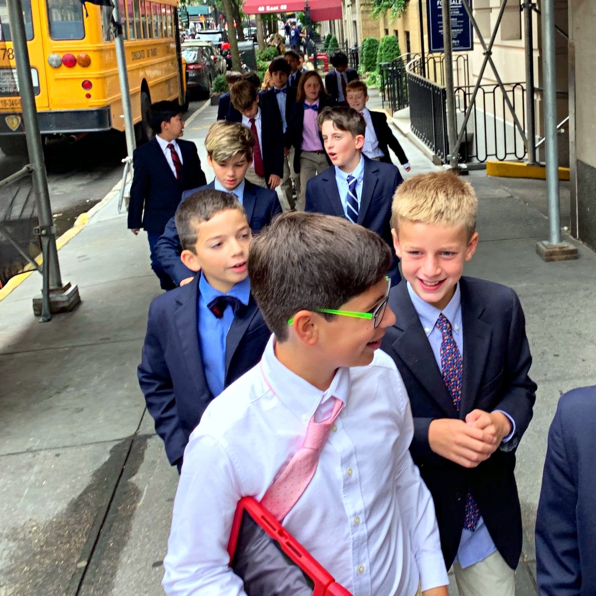 STEM is in full throttle mode! Grade 1 is tinkering w/ #LEGOrobotics, Grade 3 is prototyping novel solutions to everyday problems and pitching them in a ‘Shark Tank,’ while Grade 5 is conducting engineering observations of our neighboring Central Park skyline. 
📷: @Anderson_Harp