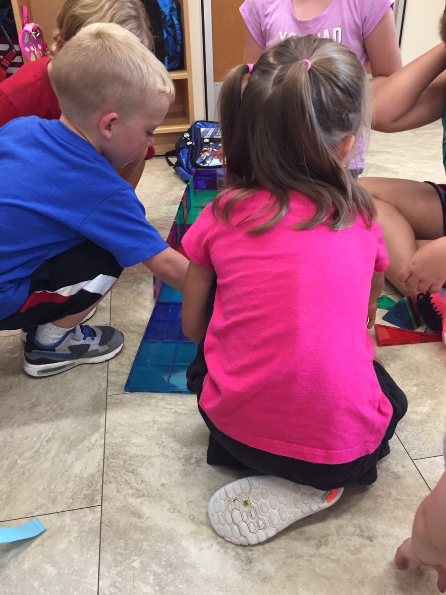 MissCourtneySm1's tweet photo. Today was our very first #steamwednesday we teamed up with the amazing friends in @MrsCavers78 grade 4/5 class to build a trap for the gingerbread man who got loose in our school! #learningthroughplay #learningbuddies #gedsb @jl_school https://t.co/V539VxADSL
