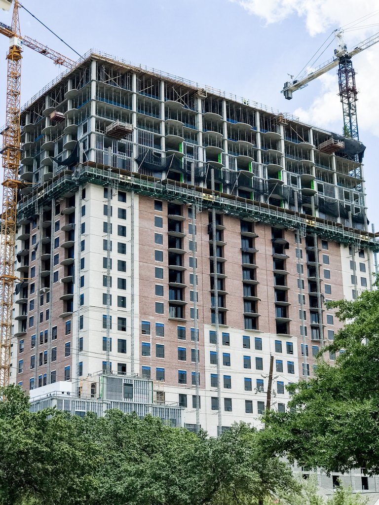 jacksonryanarch's tweet photo. The Tradition Senior Living Center held its topping off ceremony last month. The construction included: 36,000 cubic yards of concrete,  5,600,000 pounds of steel,  and 360 miles of electrical wire - the distance from Houston to Laredo! https://t.co/xljnSXhzaK