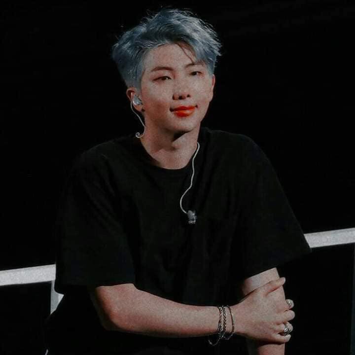 brisa00001's tweet photo. Desde que te vi, me iluminaste y hasta ahora lo sigues haciendo. No me amo a mi misma y aveces me estanco pero tú con tu música me ayudas, estoy muy feliz que haberte conocido hermoso líder ❤️❤️❤️ feliz cumpleaños querido namjoon  #HappyBirthdayNamjoon https://t.co/UaQBLvofGs