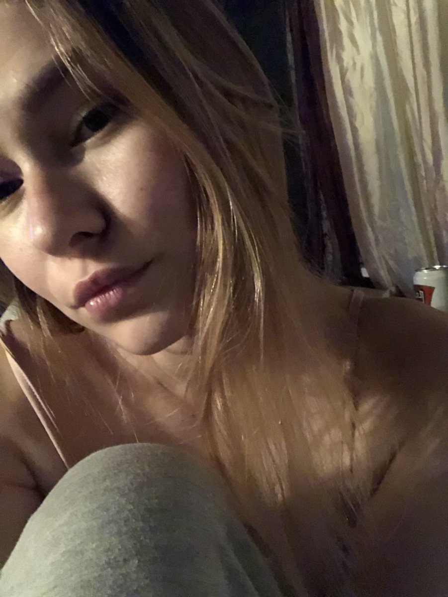 Ketrin5Fox's tweet photo. Ебать, вроде обычная фотография, но я себя не узнаю 🌚🌚🌚 https://t.co/PNm5oFF8jy