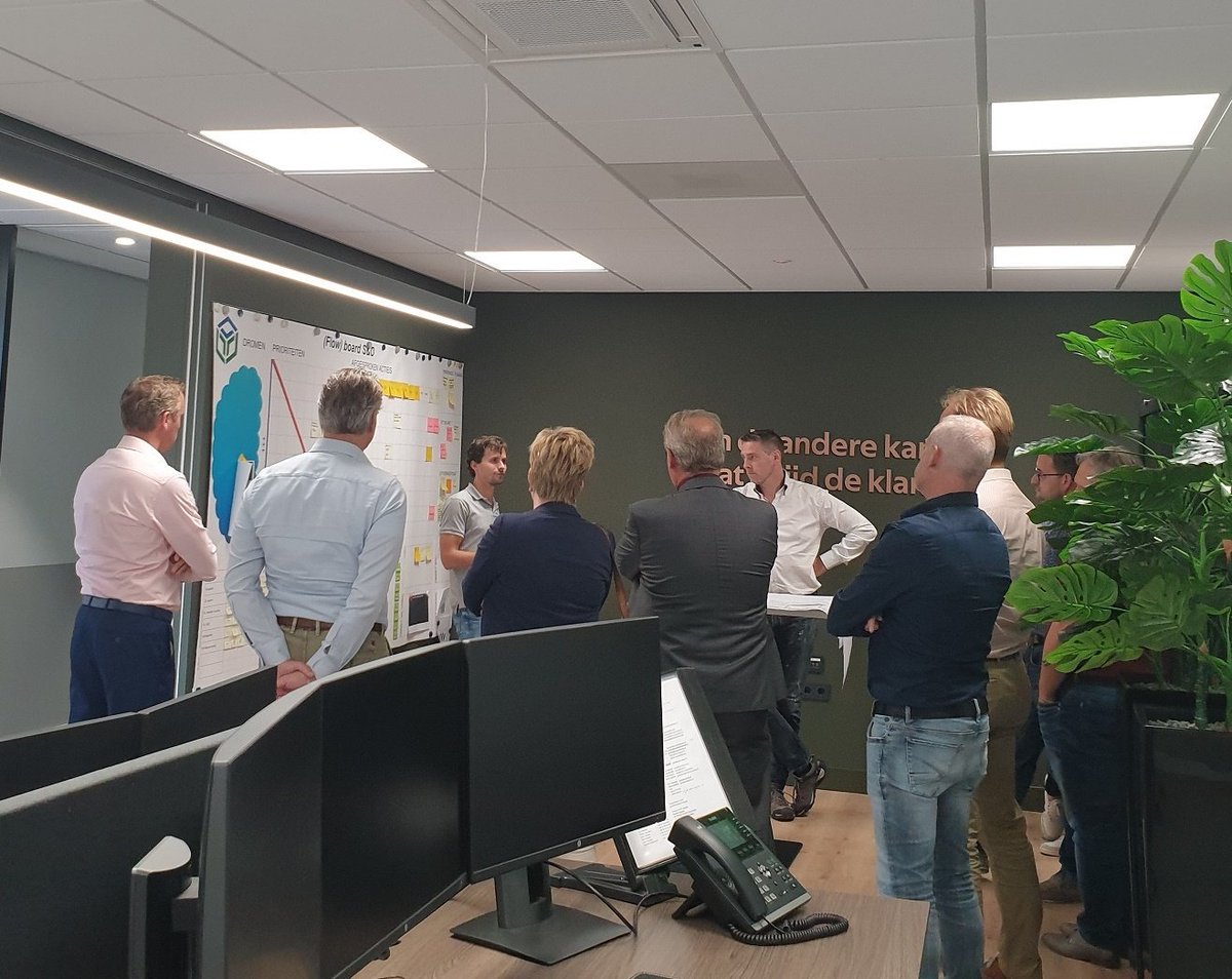 Deze week waren de collega’s van zusterbedrijf Bouwmij Janssen uitgenodigd voor een rondleiding door ons nieuwe kantoor.
In kleine groepen zijn ze door een aantal collega’s door ons kantoor rondgeleid en werden onze processen toegelicht.