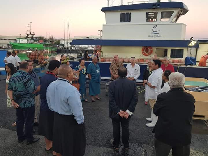 Tahiti_Maritime's tweet photo. Ce matin, les délégations des #parlements des îles du #Pacifique assistent au débarquement du #thonier palangrier Lady Chris 6 #conférence #économie #bleue #tahiti https://t.co/saOvHWchje