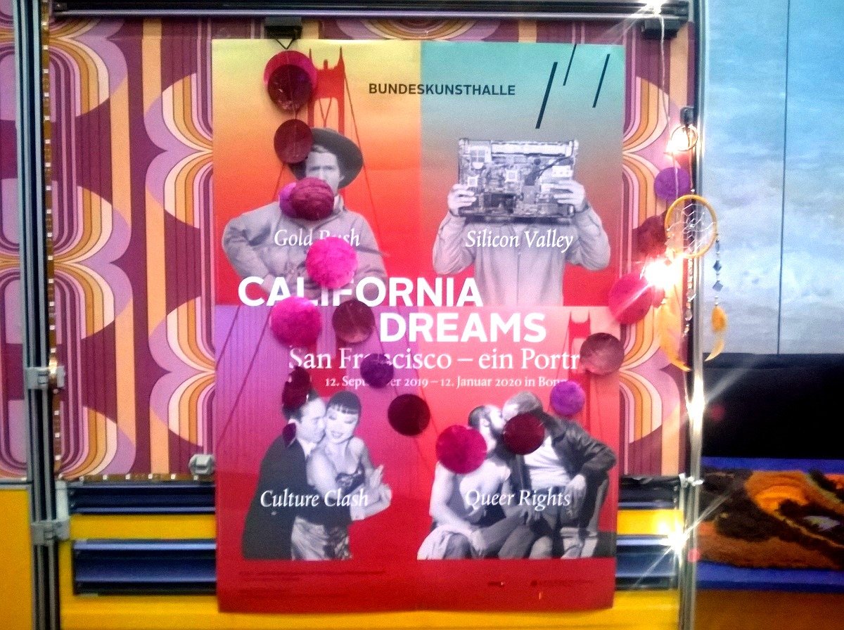 Ab morgen gibt es bei unseren Freunden von der <a href="/bundeskunsthall/">BUNDESKUNSTHALLE</a>|e die tolle Ausstellung #CaliforniaDreams zu sehen. Wir freuen uns drauf! Unser Modell "Flower Power" ist schon mal passend eingekleidet. #flowersinyourhair #baybridge #bonn #californication