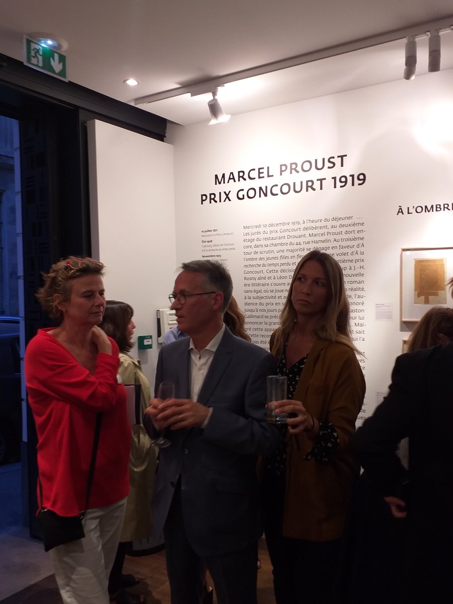 H_Litteraires's tweet image. L'inauguration de l'#exposition "#Proust, Prix Goncourt, 1919" avait lieu hier à la galerie @gallimard, en présence de @ThierryLaget, lauréat du Prix Céleste Albaret 2019 pour son "Proust, Prix Goncourt. Une émeute littéraire"...
#HôtelsLittéraires #LeSwann 
@AmisDeProust