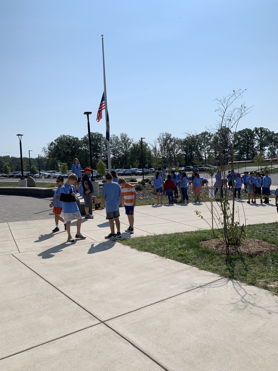 MrsMartini22's tweet photo. Today for our Day of Service  @BAM_MS_Official students wrote letters to veterans, deployed soldiers, and newly trained soldiers. We wrote the names of every 9/11 victim and planted flags to honor their memory. #BAMserves19 #futurecontributors https://t.co/AhwK5Ch0xR