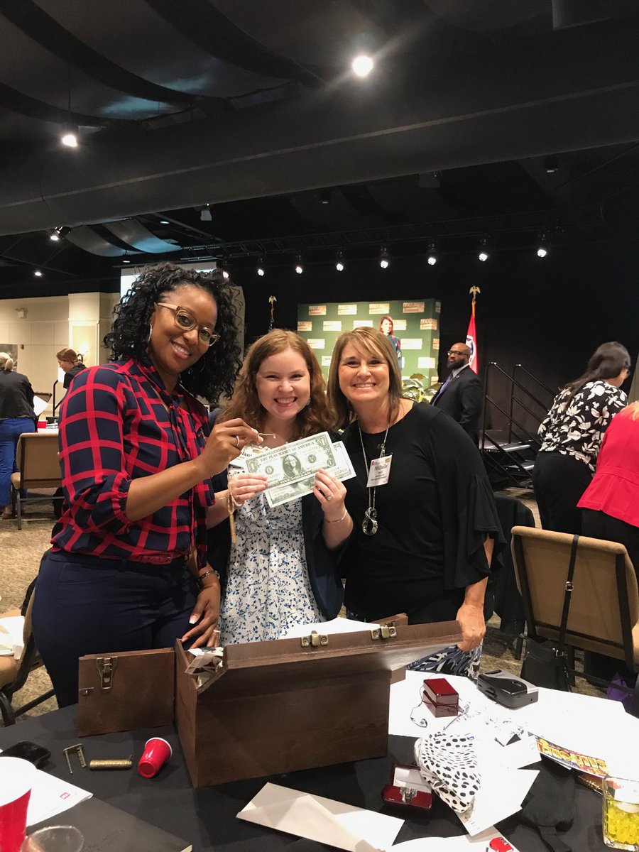 DOHRtn's tweet photo. A few great take takeaways from today’s #LEADTennessee #alumni event: we all have something to bring to the table, embrace chaos, change your thinking to ”we can if...,” not making a decision is a decision, miracles happen in motion, pause-filter✅-step back-adapt #LTAN https://t.co/V6hOi9qn97