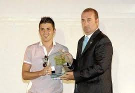 pacopolit's tweet image. Aún recuerdo cuando desde la Agrupación de Peñas se actuó como oposición clara y frontal contra un máximo accionista desnortado y que llevaba el club al abismo.

Corría el año 2007-2008 y su presidente era Jaume Part. 

Otros tiempos, sin duda.

"Los amos del club somos nosotros"