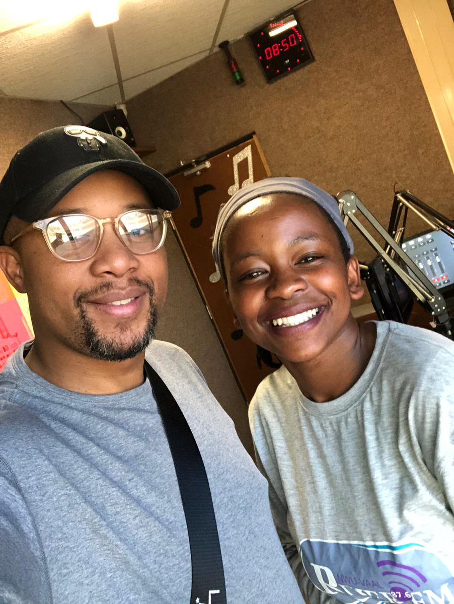 gugu_tsweu's tweet photo. Got a chance to interview @LuloCafe yesterday @riverfm_876 🤗 best day of my life! 💖👑🕆 #riverfm_876 #Thisishowweflow #lulocafeonriverfm #Thelivebreakfastshow https://t.co/aLfe0aLUbi
