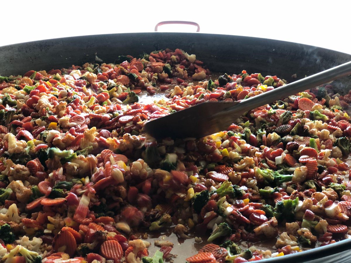 WCKitchen's tweet photo. Our WCK Relief Team in Freeport cooked up almost 20,000 meals today that are reaching families across Grand Bahama with the help of the local community! Fresh vegetables are a critical ingredient — and our huge paella pans! 🥘 😋 #ChefsForBahamas https://t.co/Snl4E6BiPY