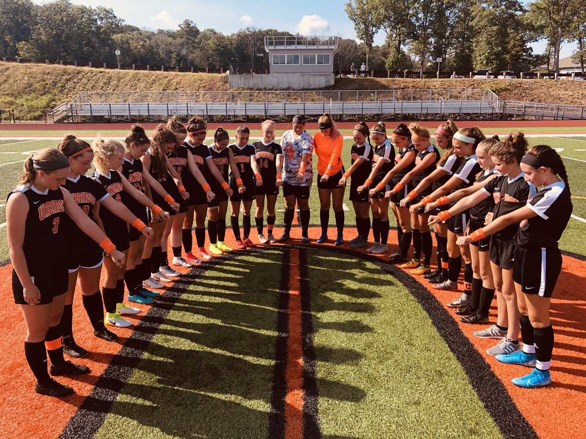UHS_Spartans's tweet image. WE have taken the #TTpledge 🧡here in Uxbridge with Girls Soccer leading the way!!! #SpartanPride #ConcussionAwarenessWeek @ThinkTaylorORG @MIAA033 @MassConcussion @UxbHSPrincipal @DrFrankTiano