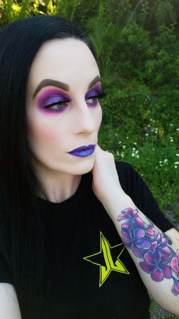 HighSugar1's tweet photo. Oh, High! How Are Ya @JeffreeStar!? Me and my gorgeous friend @vixen_makeup spent our mornings creating this awesome #minibreakerpalette #HeartBreakers π #makeupcollab Same Products, Different Styles, Two Flawless Looks!π
Lips in #ImRoyalty w/ #Oral on top π https://t.co/19O3FRXEJJ