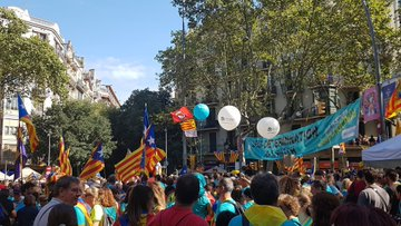 Rojname_com's tweet photo. Hevalê Kurda, Prof. Thomas G. Schulze bi #AlaRêngîn çû Barcelona.
Prof. Thomas G. Schulze (@Prof_TGSchulze): Proud to be representing #FreeKurdistan here at the
#ForeignCat section of #Diada2019.
https://t.co/YsYuA4Oeu3 #Catalunya https://t.co/imXXoxMUIa