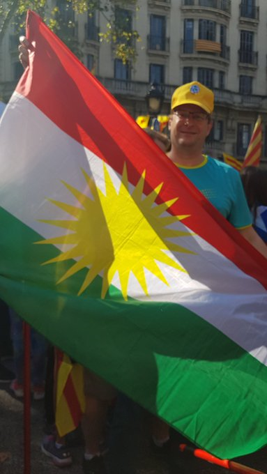 Rojname_com's tweet photo. Hevalê Kurda, Prof. Thomas G. Schulze bi #AlaRêngîn çû Barcelona.
Prof. Thomas G. Schulze (@Prof_TGSchulze): Proud to be representing #FreeKurdistan here at the
#ForeignCat section of #Diada2019.
https://t.co/YsYuA4Oeu3 #Catalunya https://t.co/imXXoxMUIa