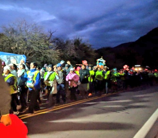 <a href="/DiegoFigallo/">Diego Figallo</a> sumado al acompañamiento de Policía vial entregamos bandoleras para visibilizar a los peregrinos
<a href="/APSVSalta/">Agencia Provincial de Seguridad Vial</a> <a href="/angelmansilla/">Angel Mansilla</a> <a href="/SalvemosVidasS/">SalvemosVidas</a> @InfoSegVial <a href="/seguridad_salta/">Ministerio de Seguridad de Salta</a>