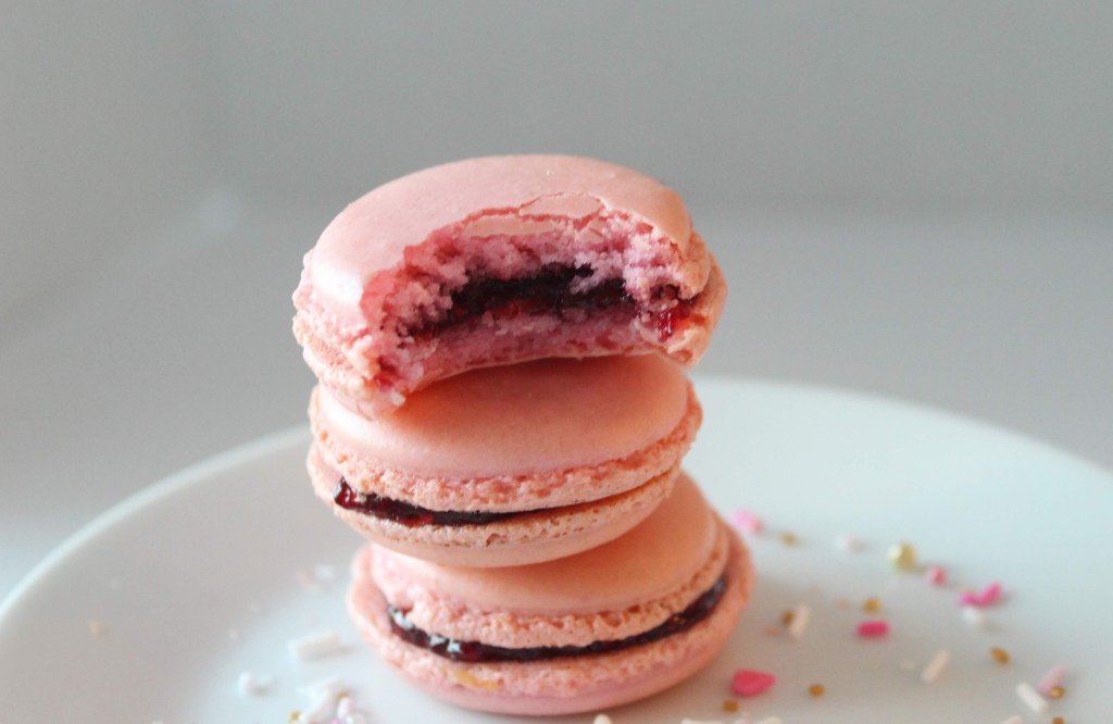 AnumHashim's tweet image. Check out my latest blog post. I&apos;ve been making lots of macarons, here&apos;s guide to making the your best Macarons: Tips to perfect the French macaron #bakingblog #macarontips #bloggerstribe sprinklesandscribbles.com/macaron-tips/