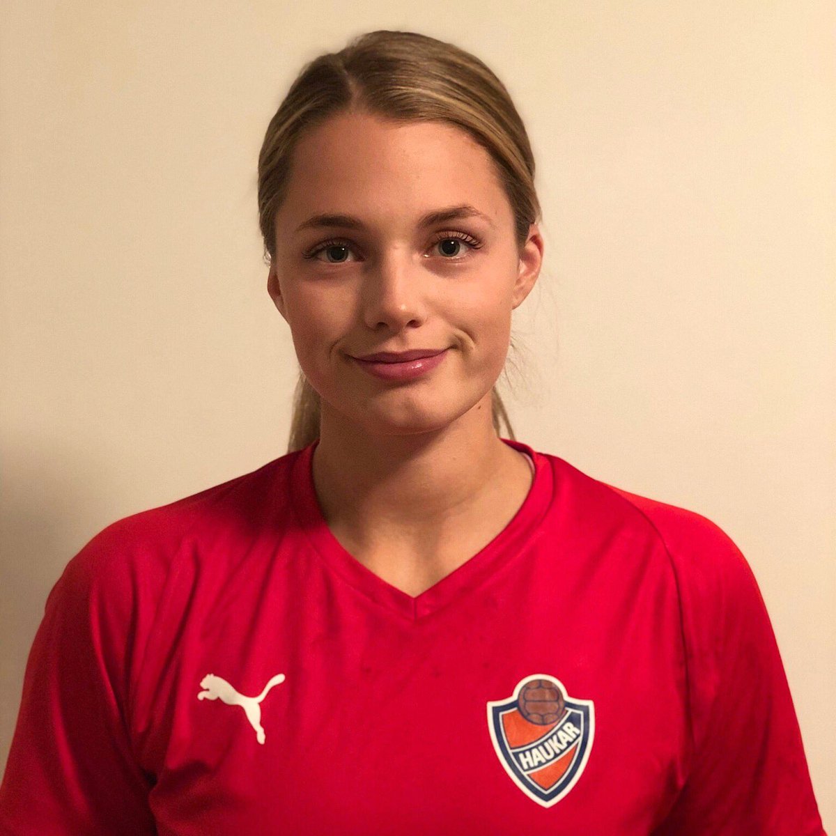 Haukarhandbolti's tweet photo. Hkd. Hauka hefur samið við sænsku handknattleikskonuna Söru Odden um að spila með liðinu næstu 2 keppnistímabil. 🔴ÁFRAM HAUKAR🔴 #haukarfélagiðmitt #handbolti #olisdeildin #seinnibylgjan https://t.co/GMW0adV0YD