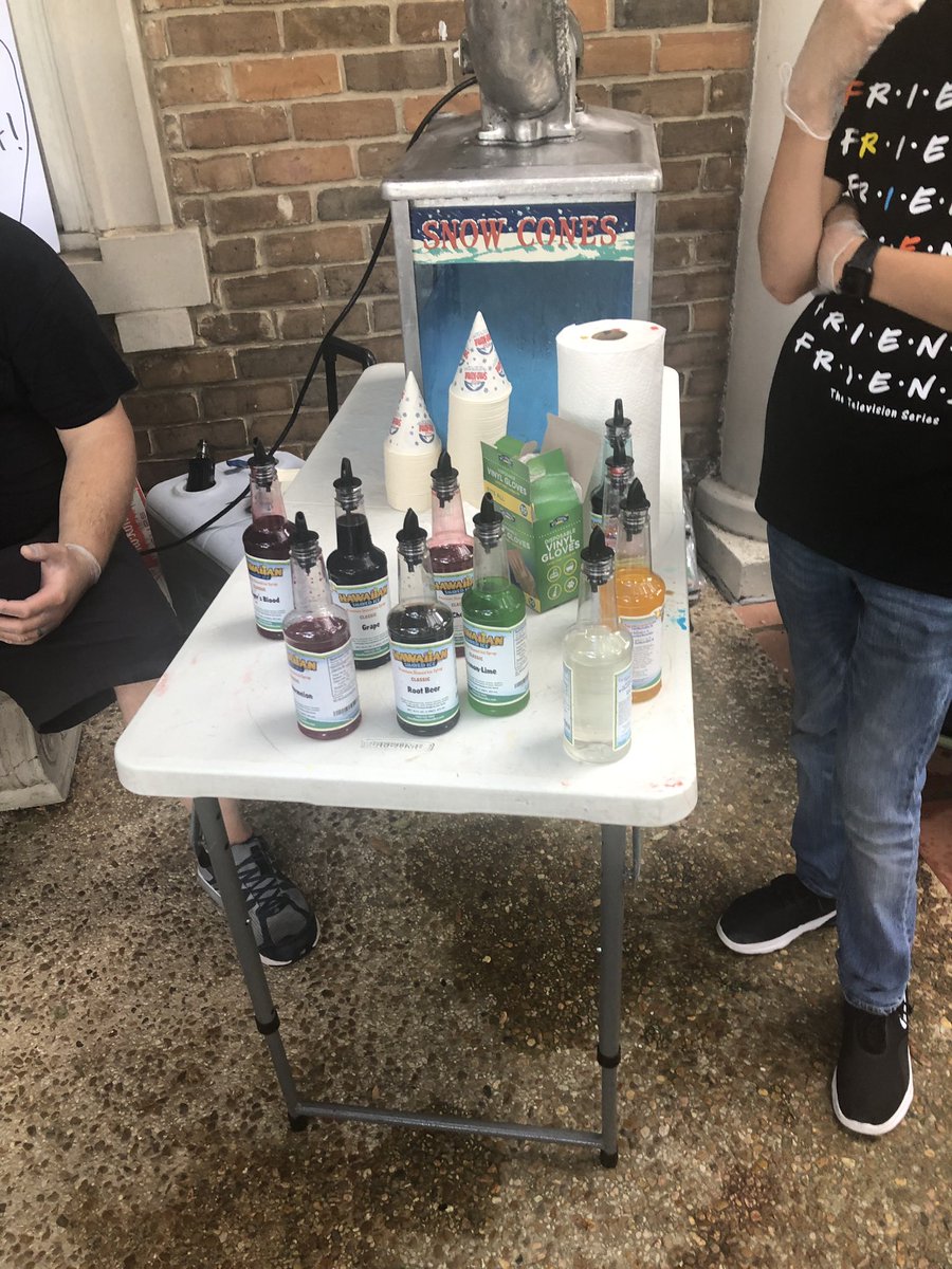 Today some of our choir members went to the Saint Matthew United Methodists Church and helped Mrs.Gann pass out free snow cones as part of our be kind initiative at mac #bekind #1gr8thngneisd #tmea100 #itstartswithmusic @neisdfinearts #discovernortheast