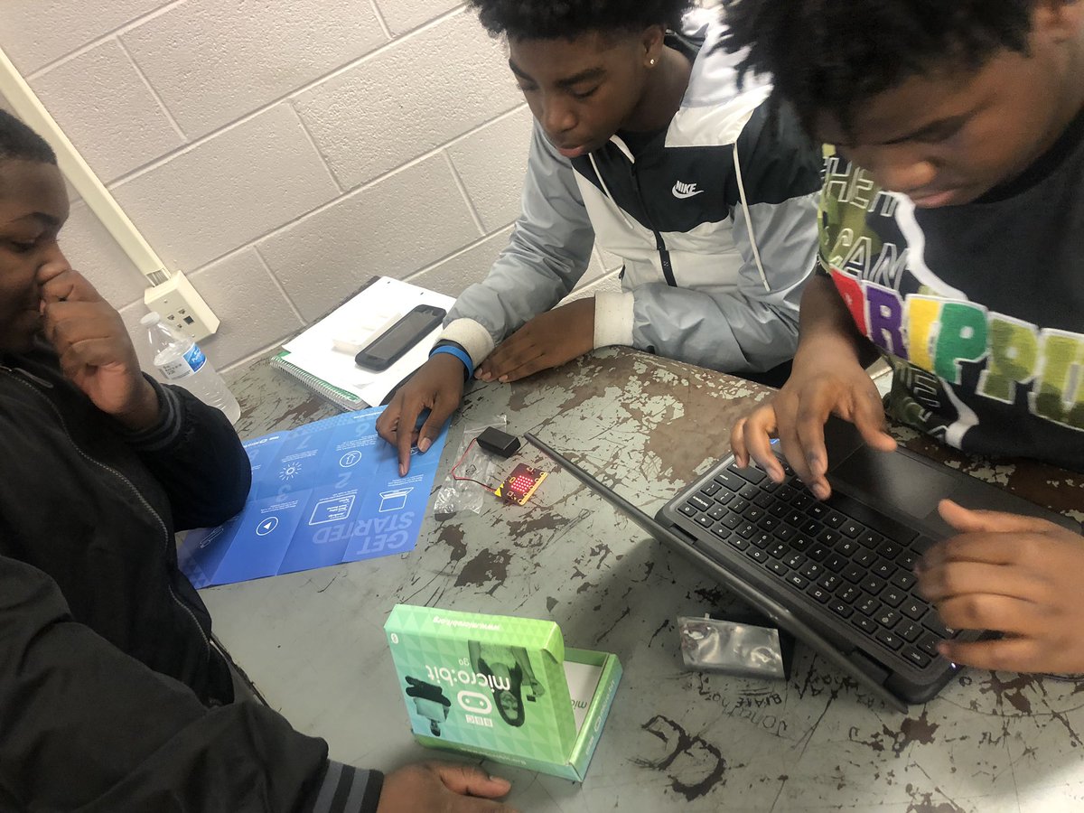 MHSIndMain's tweet photo. Introduced robotic programming/coding to the students today! A Microbit unit, with JavaScript coding.  #CTE #JEFCOEDCTE #MinorHS https://t.co/sPrSI91Pyy