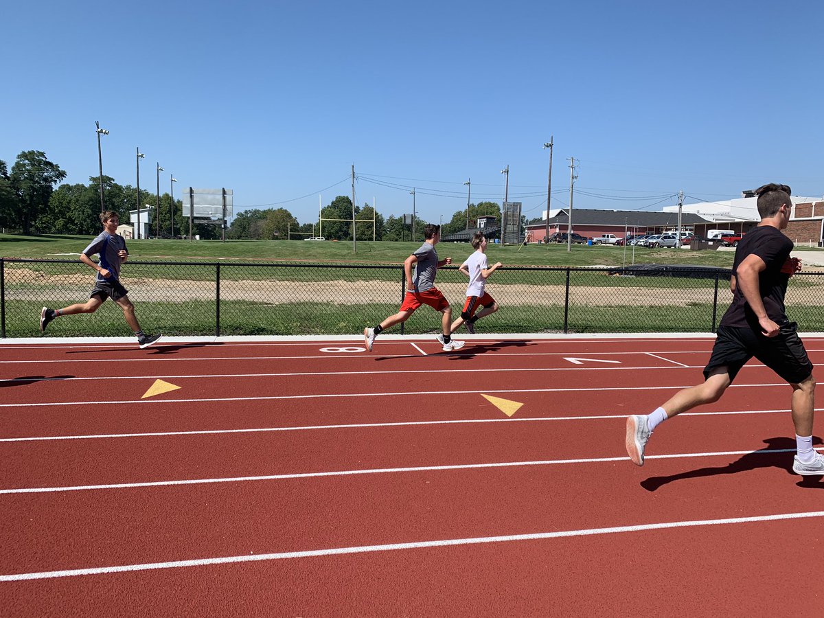 k_kellerstrass's tweet photo. Outdoor intense warm up, indoor yoga, reading some literature on sports performance/strength and conditioning on competition day. 💯#PHSstrength https://t.co/zgwSK3arF2