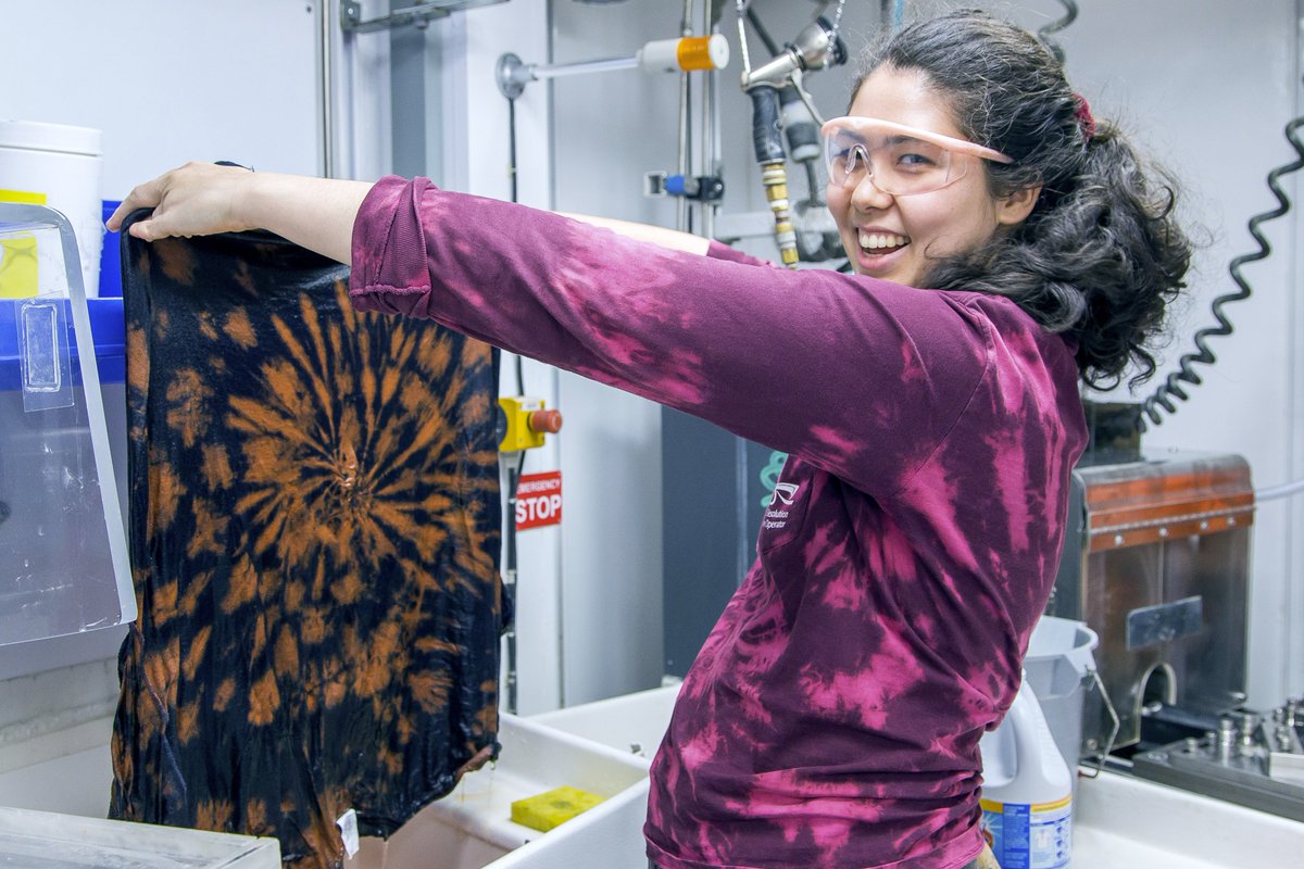 SarahKachovich's tweet photo. Reviving them old boat clothes with some bleach #TieDye.
Just in time for the group photo today!
#Exp385T #TheJR https://t.co/6d3q8uX15T