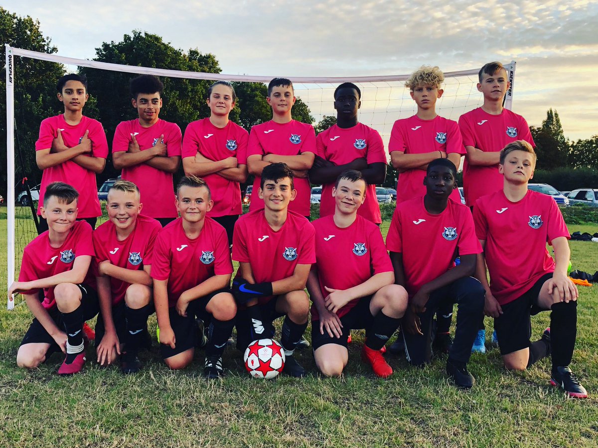 EmhHawks's tweet photo. Emh hawks u/14 sporting their training tops. #RealBallersWearPink https://t.co/KA4CFIQ9ME