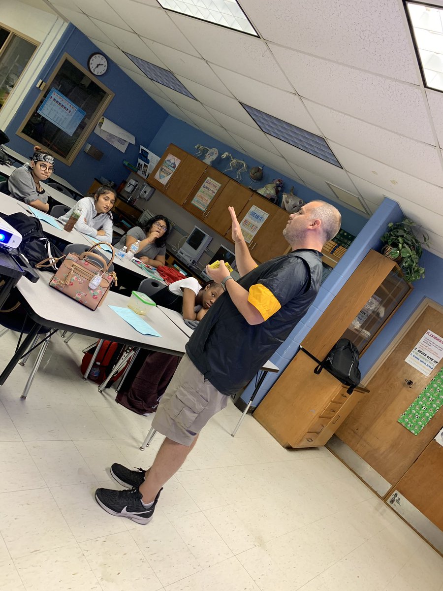 CentralMagnets's tweet photo. So happy to be apart of recognizing our students who are transition ready. Go Jackets, we got this! @JCPSAsstSuptHS @dporterJCPS @JCPSAsstSuptTR @CHSCooksey @CHSEntreMag  @shantelreed11 #yellowid #vip #exclusive #transitionreadycheck #allaccess #youdidthat #congratulations https://t.co/nWt0eYk9e9