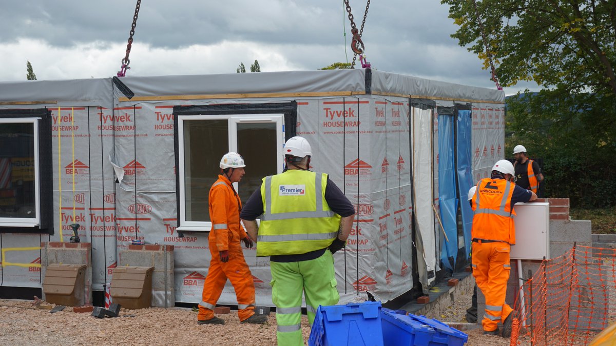 Rooftop_Housing's tweet photo. @Premier_Modular have been busy bringing in the modules which are the basis for the new properties and once roofed and the brickwork in place they will be ready for new families to make into homes!
#HousesToMakeHomesIn #HarperGroup
@TewkesburyBCgov @HomesEngland @PunchlineGlos https://t.co/GBoU05aWWj