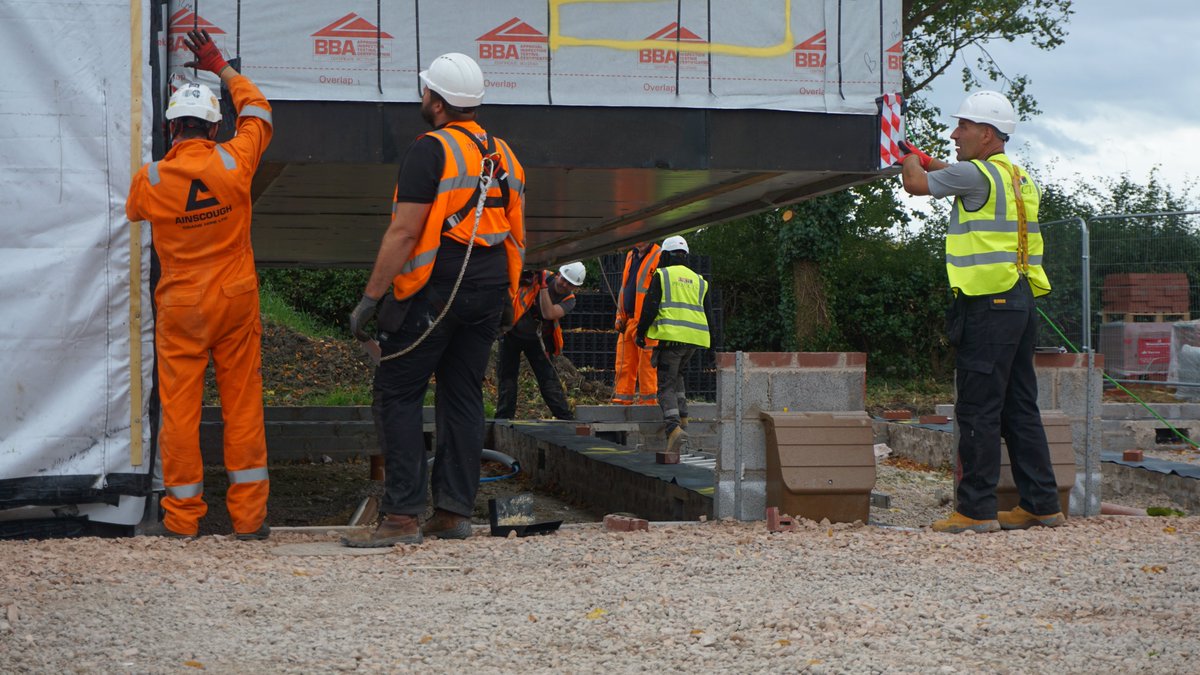 Rooftop_Housing's tweet photo. @Premier_Modular have been busy bringing in the modules which are the basis for the new properties and once roofed and the brickwork in place they will be ready for new families to make into homes!
#HousesToMakeHomesIn #HarperGroup
@TewkesburyBCgov @HomesEngland @PunchlineGlos https://t.co/GBoU05aWWj