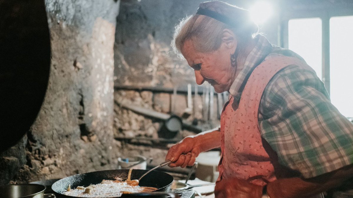 altoadige_info's tweet photo. 😋 Pare che i suoi #strauben siano i più buoni dell' #AltoAdige.🔝
Signore e signori... Adelheid e le sue #storiedavivere.
https://t.co/D2YOUmBhkb https://t.co/Y3GT9Pahva